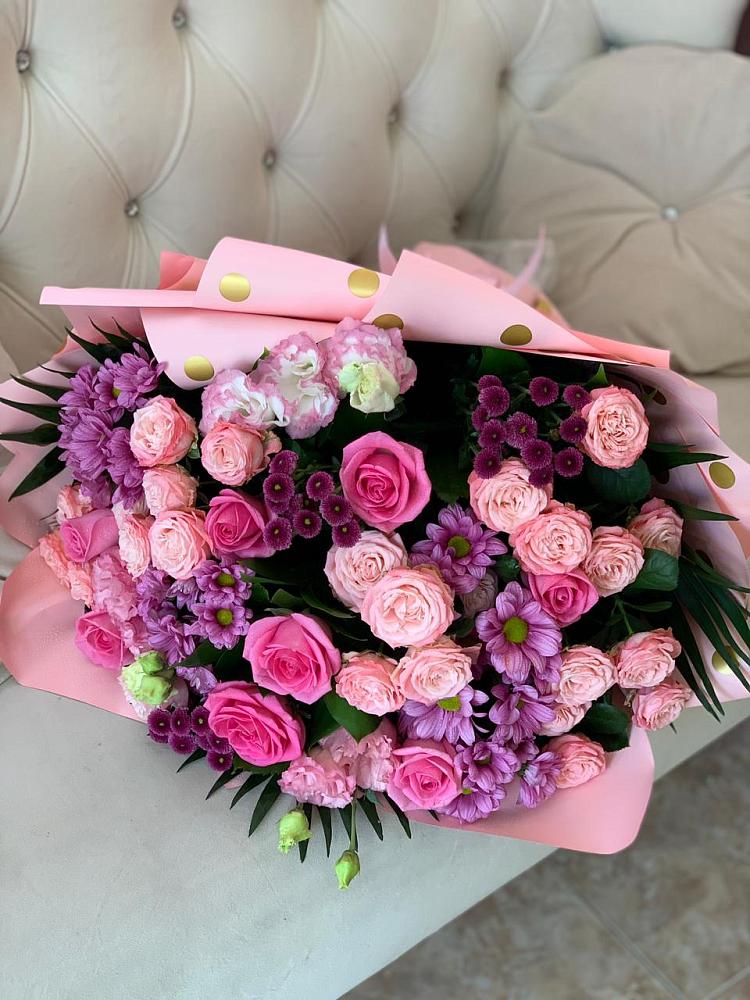 Букет цветов из: Хризантемы, Розы и Лизиантусы в Тамани