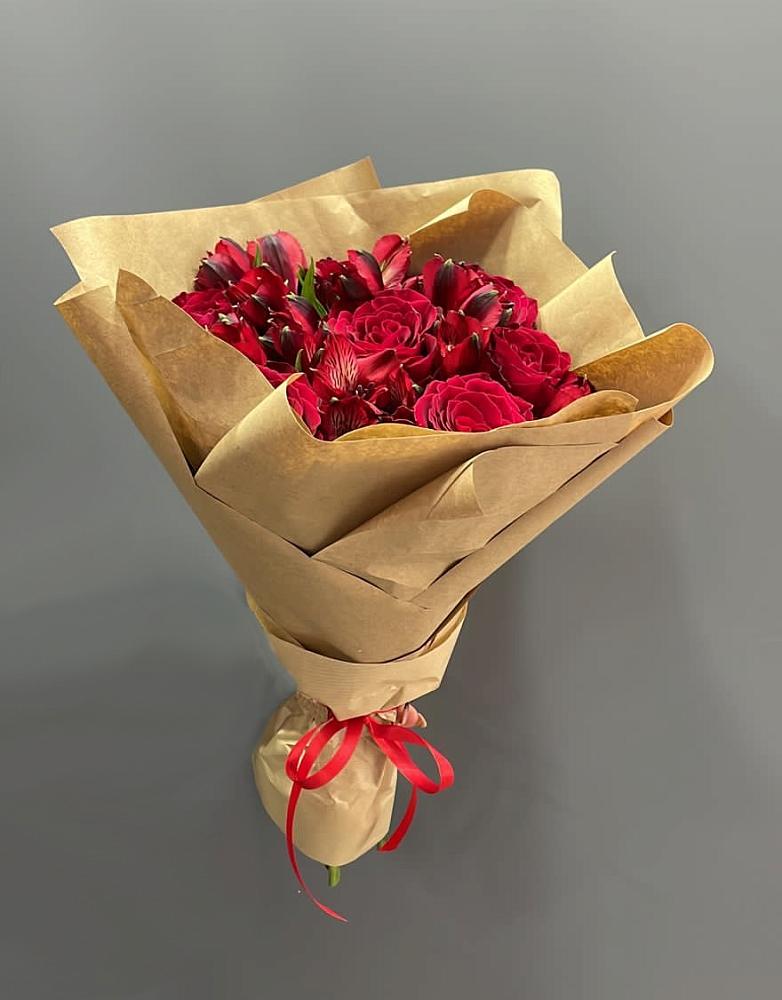 Букет цветов из: Альстромерии и Розы в Тамани