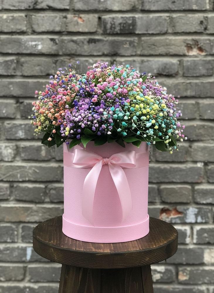 Цветочная композиция из Гипсофила и Розы в шляпной коробке в Тамани