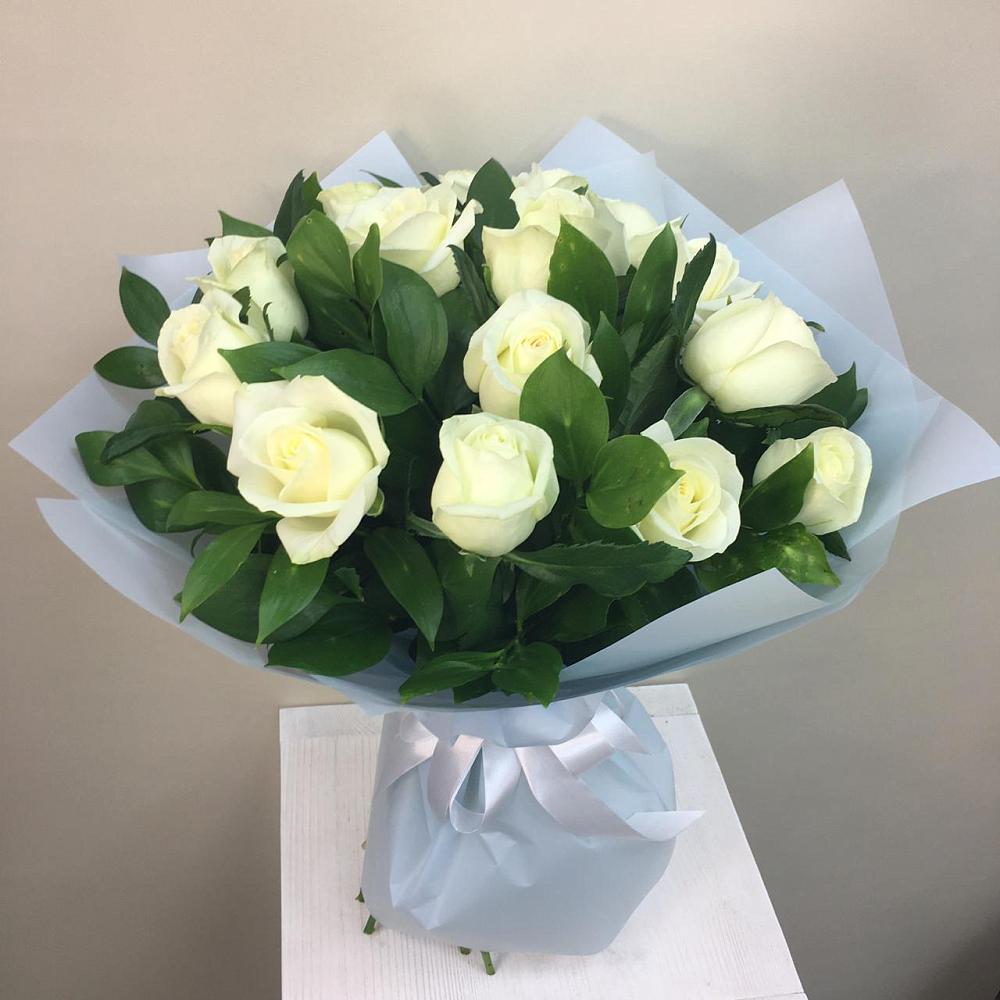 Букет 15 Белых роз Проуд в Тамани