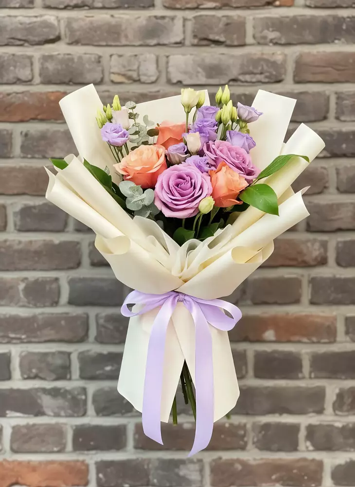 Букет цветов из: Лизиантусы и Розы в Тамани