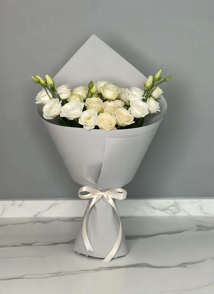 Букет цветов из: Розы и Лизиантусы в Тамани