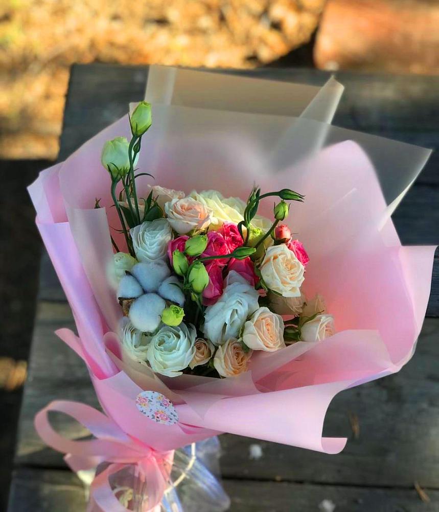 Букет цветов из: Розы и Лизиантусы в Тамани