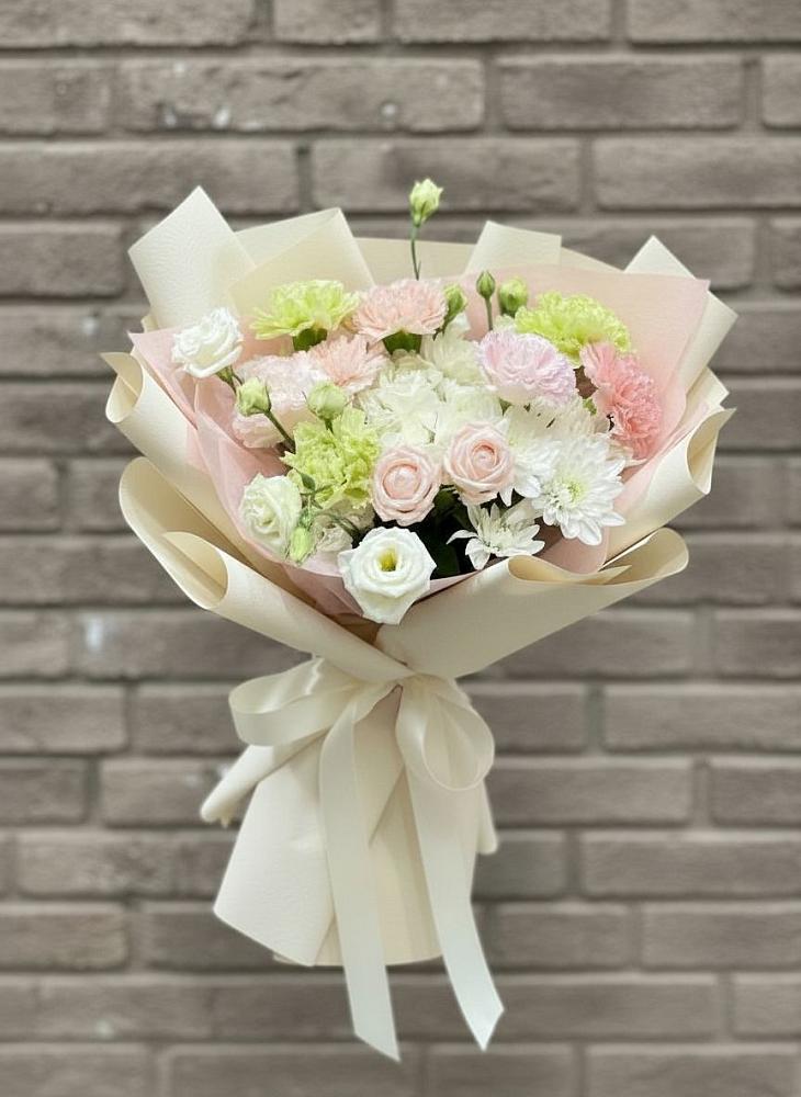 Букет цветов из: Гвоздики, Розы, Лизиантусы и Хризантемы в Тамани