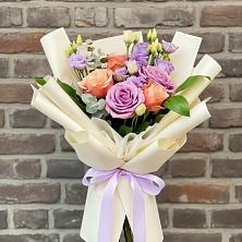 Букет цветов из:  Лизиантусы и Розы в Тамани