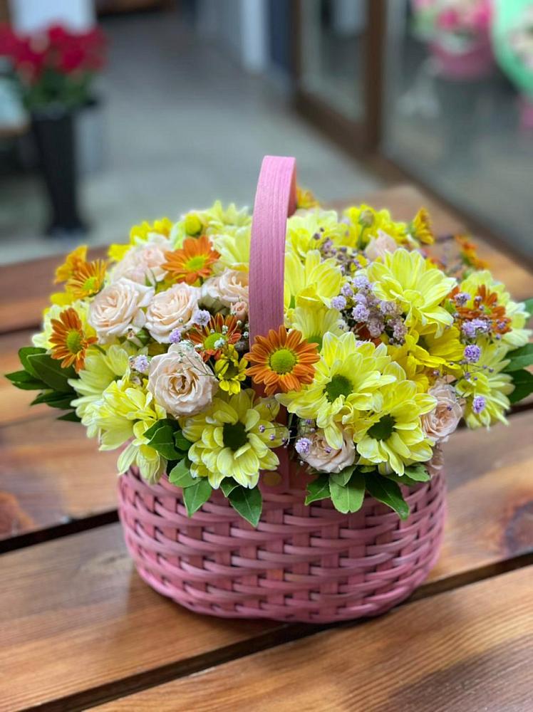Цветочная композиция из Хризантемы и Розы в корзине в Тамани
