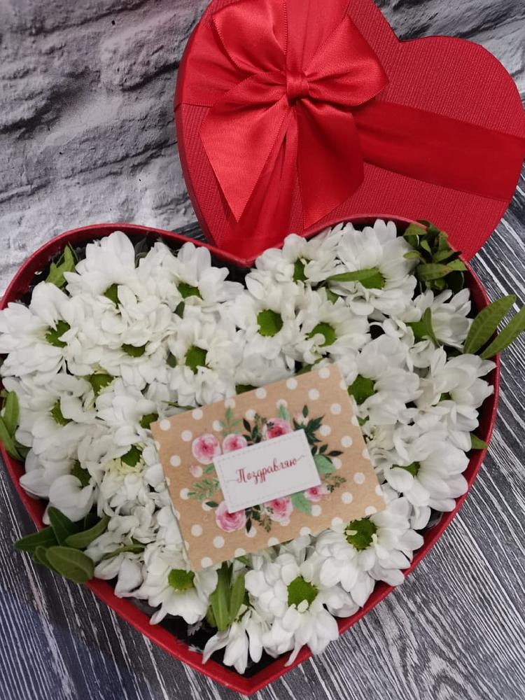 Цветочная композиция из Хризантемы в виде сердца в Тамани