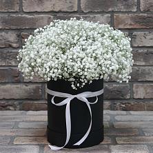 Цветочная композиция из Гипсофила в шляпной коробке в Тамани