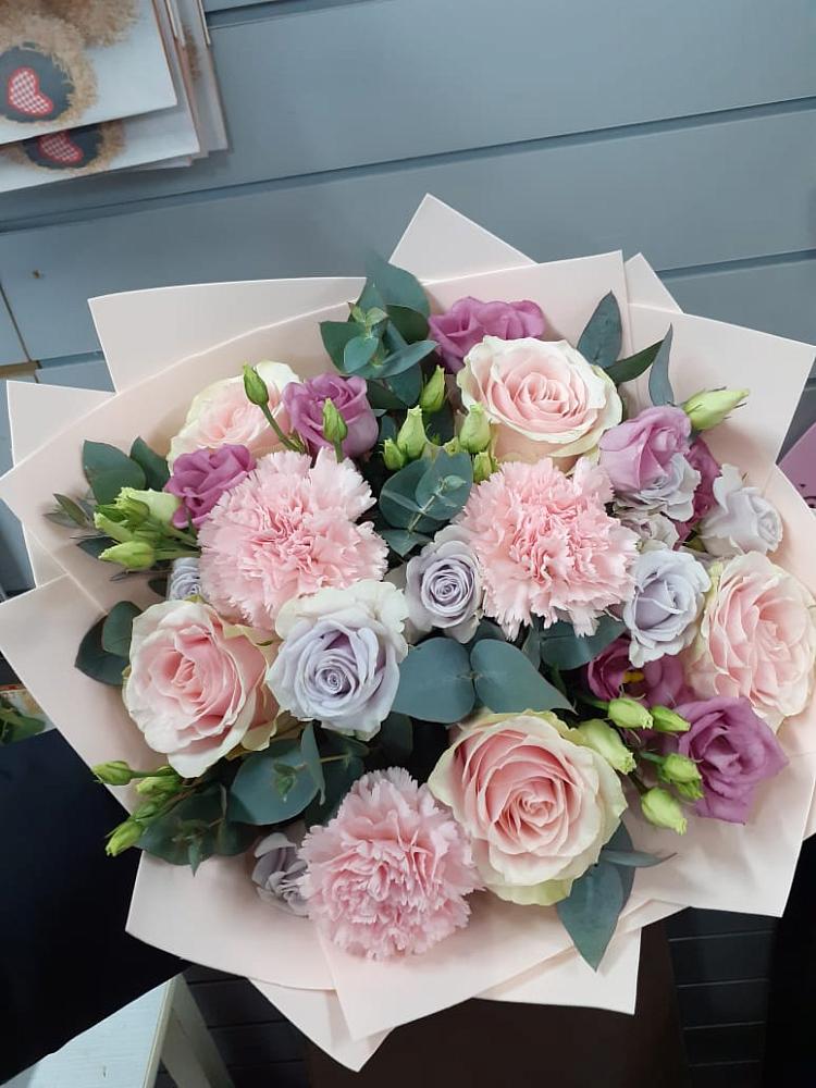 Букет цветов из: Розы, Гвоздики и Лизиантусы в Тамани