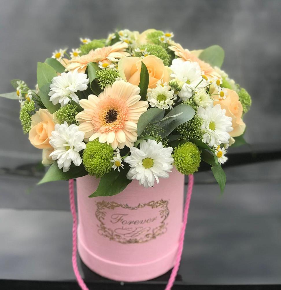 Цветочная композиция из Розы, Герберы и Хризантемы в шляпной коробке в Тамани