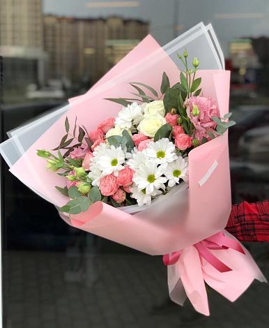 Букет цветов из: Розы, Лизиантусы и Хризантемы в Тамани